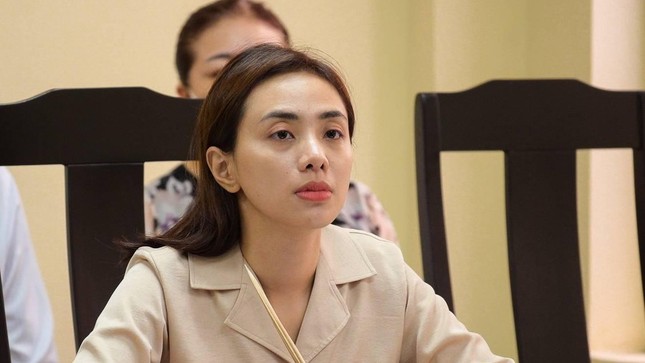 Showibz 7/5: Nữ ca sĩ Miko Lan Trinh và ông bầu Hoàng Vũ ra tòa sau 7 năm ảnh 1