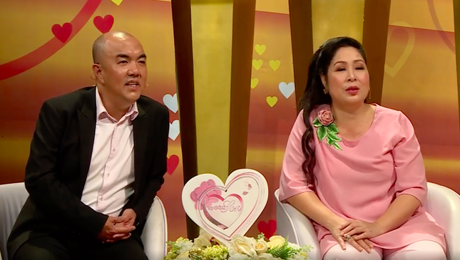 Kể chuyện 'giường chiếu' tỉ mỉ, cặp vợ chồng từng là bố và con gái nuôi bị chỉ trích ảnh 2