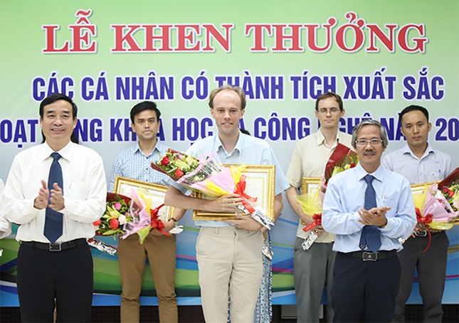 69 nhà khoa học ĐH Duy Tân nhận khen thưởng của thành phố Đà Nẵng ảnh 1