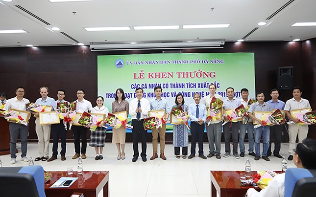 69 nhà khoa học ĐH Duy Tân nhận khen thưởng của thành phố Đà Nẵng ảnh 6