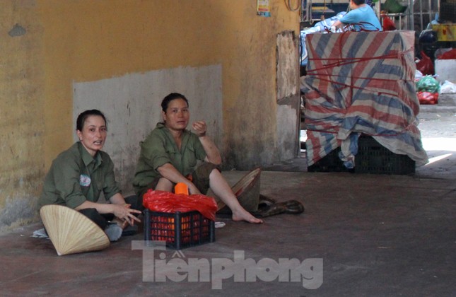 Muôn kiểu chống chọi nắng nóng như 'đổ lửa' của người lao động Hà Nội ảnh 14