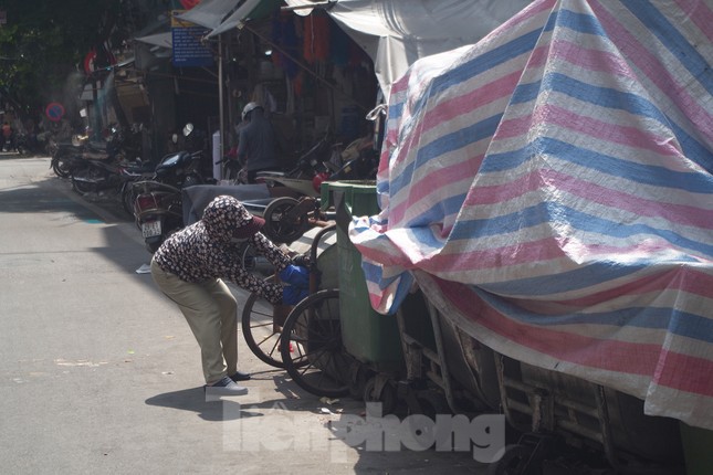Muôn kiểu chống chọi nắng nóng như 'đổ lửa' của người lao động Hà Nội ảnh 19