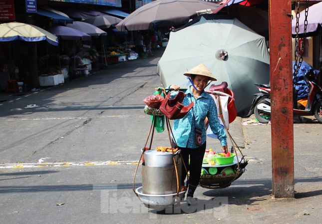 Muôn kiểu chống chọi nắng nóng như 'đổ lửa' của người lao động Hà Nội ảnh 21
