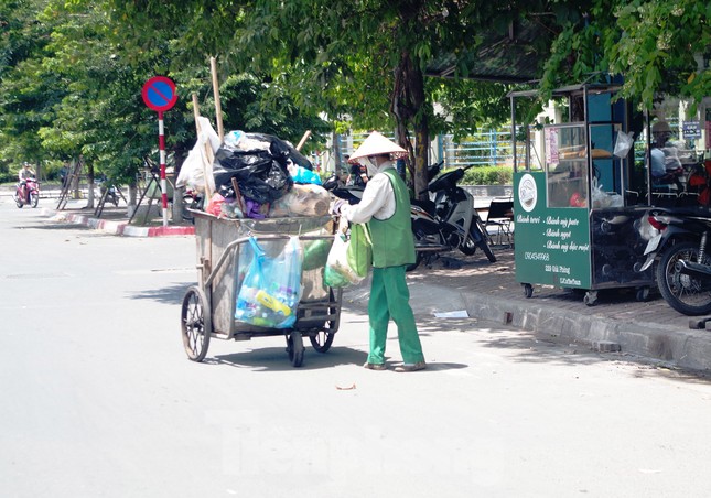 Muôn kiểu chống chọi nắng nóng như 'đổ lửa' của người lao động Hà Nội ảnh 20