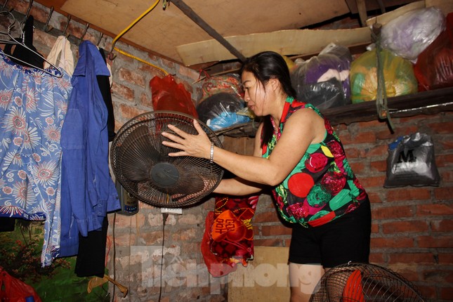 Muôn kiểu chống chọi nắng nóng như 'đổ lửa' của người lao động Hà Nội ảnh 13