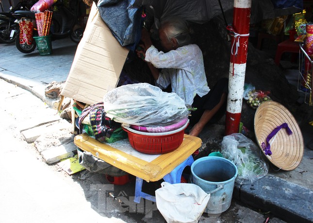 Muôn kiểu chống chọi nắng nóng như 'đổ lửa' của người lao động Hà Nội ảnh 9