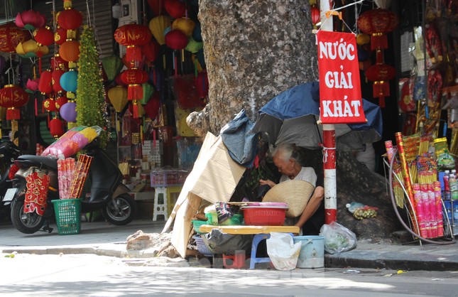 Muôn kiểu chống chọi nắng nóng như 'đổ lửa' của người lao động Hà Nội ảnh 10