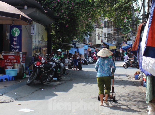 Muôn kiểu chống chọi nắng nóng như 'đổ lửa' của người lao động Hà Nội ảnh 15
