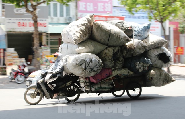 Muôn kiểu chống chọi nắng nóng như 'đổ lửa' của người lao động Hà Nội ảnh 18