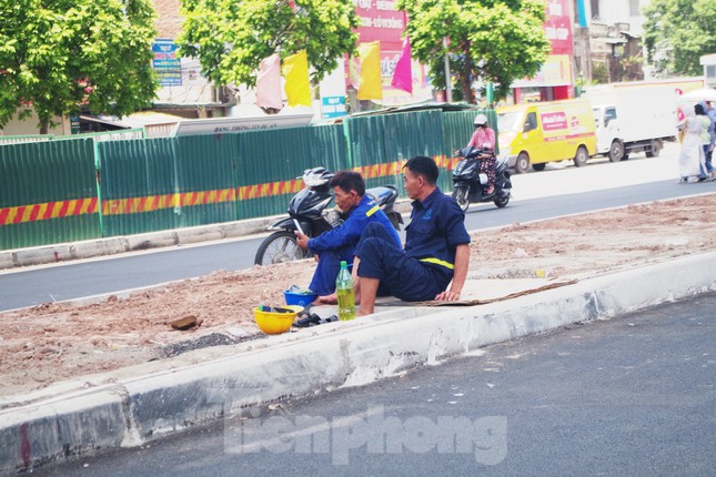 Muôn kiểu chống chọi nắng nóng như 'đổ lửa' của người lao động Hà Nội ảnh 8