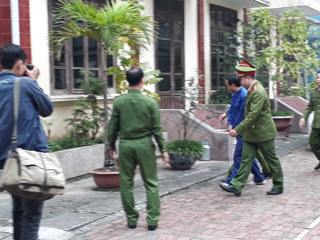 Hoãn xử vụ nữ sinh 14 tuổi bị nguyên trung tá và 3 chủ doanh nghiệp xâm hại ảnh 2