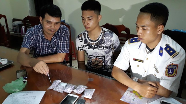 Bắt đối tượng buôn thuốc lắc, lần ra 'xưởng' sản xuất ma tuý tổng hợp ảnh 1