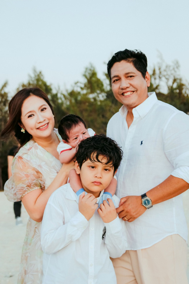 Vợ chồng Đức Thịnh Thanh Thúy 'thót tim' khi con trai bị cướp đồ trắng trợn nơi đông người ảnh 1