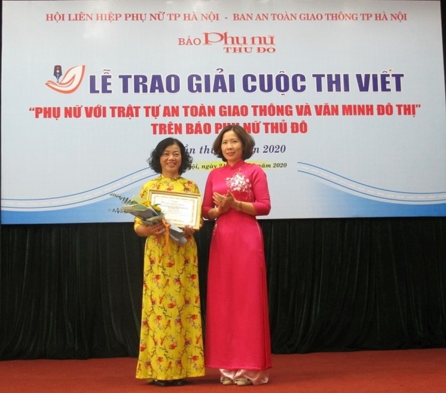 Trao giải cuộc thi viết 'Phụ nữ với trật tự giao thông và văn minh đô thị' ảnh 1