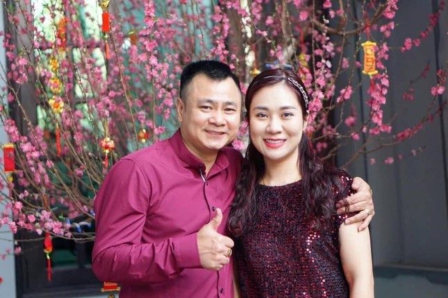 Nghệ sĩ Tự Long, Chí Trung tung ảnh tình tứ bên bạn đời ảnh 1
