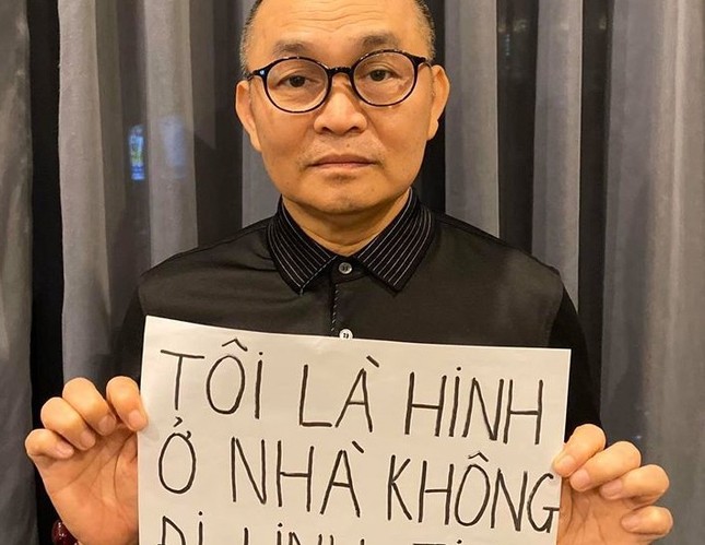 Ở nhà tránh dịch, danh hài Xuân Hinh rửa chân cho... vợ ảnh 1