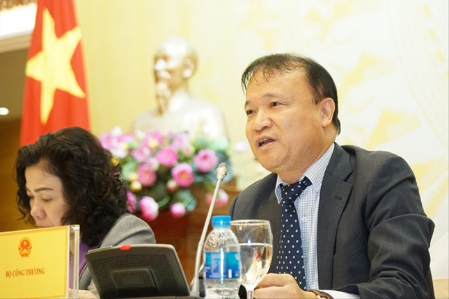 Bộ Công Thương cam kết xử lý vụ 'xe biển xanh đón người nhà Bộ trưởng' ảnh 1