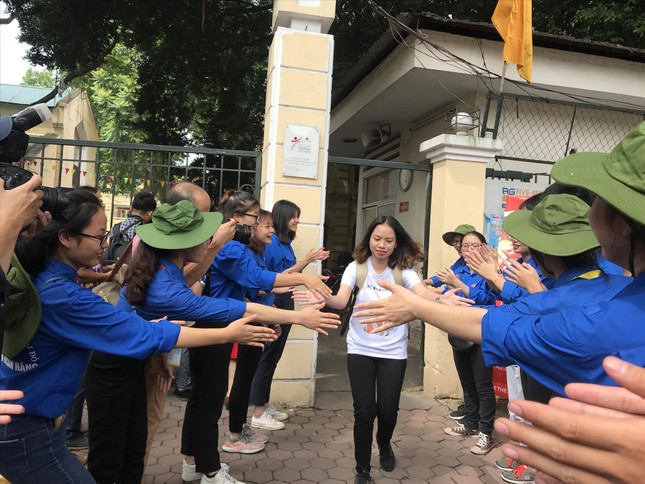 Cõng thí sinh vào phòng thi ảnh 1