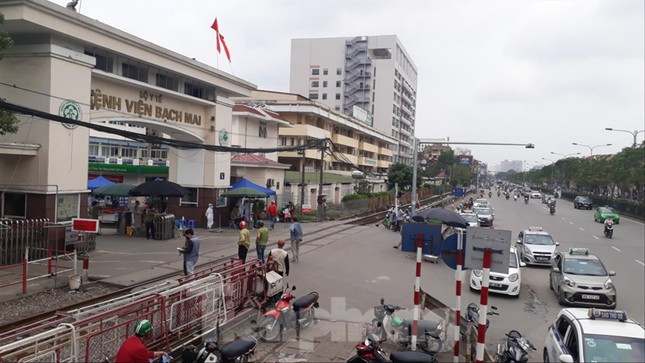 Bệnh viện Bạch Mai thành ổ dịch: Bộ Y tế hỗ trợ khẩn cấp ảnh 1