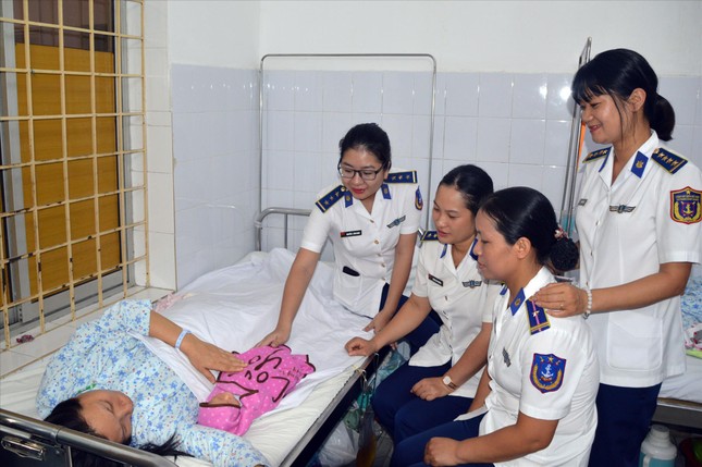 Cứu giúp ngư dân gặp hoạn nạn trên biển: Mệnh lệnh từ trái tim ảnh 1