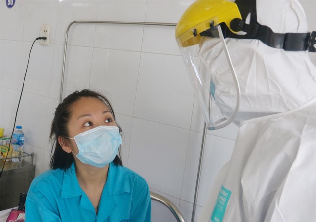 Làm 'phi hành gia' trong buồng bệnh COVID-19 ảnh 1