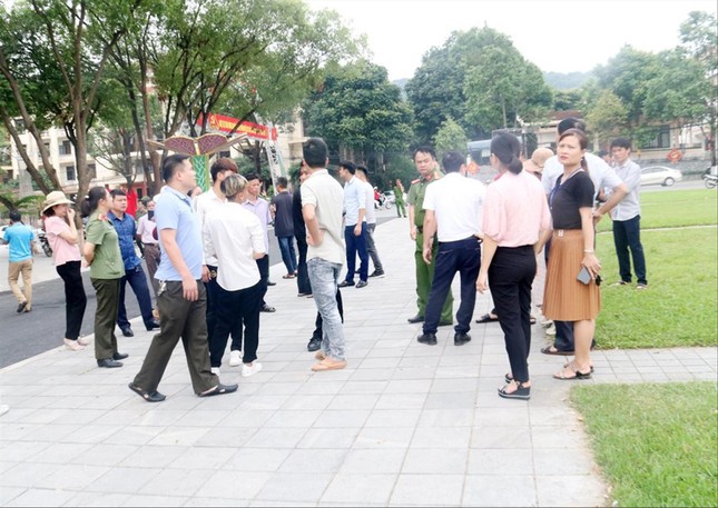 Dân bỏ tiền thật để mua đất trên giấy ảnh 2
