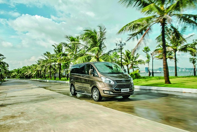 Ford Tourneo chính thức ra mắt: Đáp ứng nhu cầu vận chuyển 7 chỗ cao cấp ảnh 4