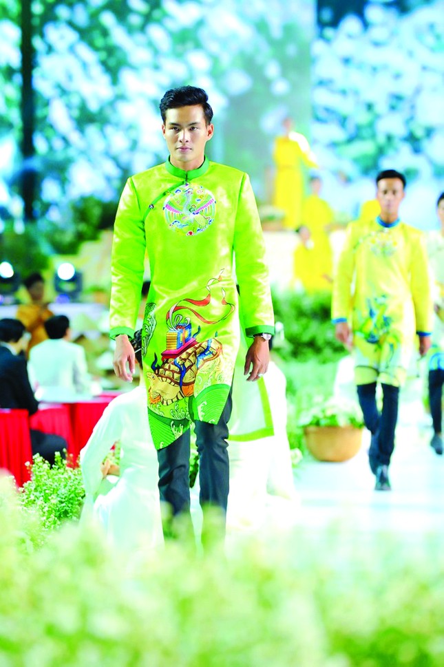 Những người đàn ông bận áo dài ảnh 2