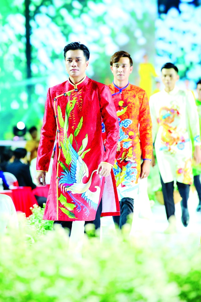 Những người đàn ông bận áo dài ảnh 1