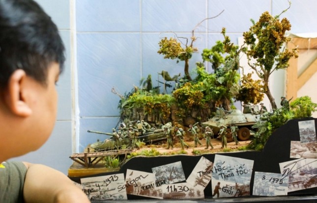 Người tái hiện lịch sử bằng sa bàn ảnh 2