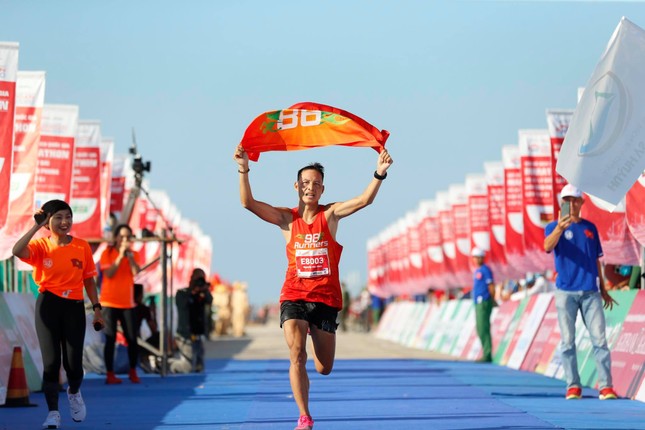 Thợ chụp ảnh 'dạo' gây sốc khi giành huy chương ở Tiền Phong Marathon ảnh 1