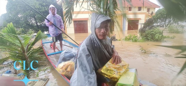 Cứu người trong lũ ảnh 2