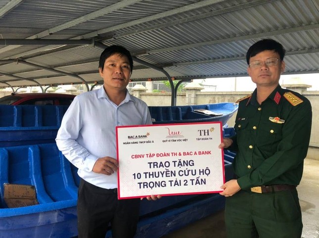 Trao 10 thuyền cứu hộ cho Quảng Bình ảnh 1