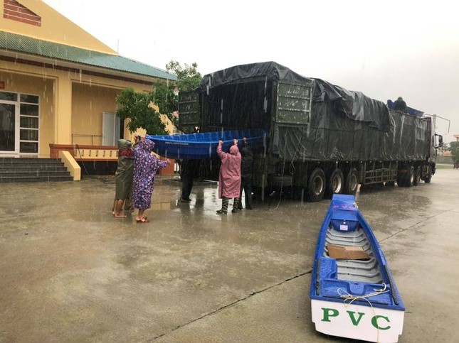 Trao 10 thuyền cứu hộ cho Quảng Bình ảnh 2
