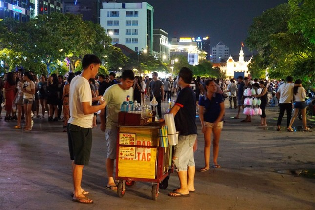 TP Hồ Chí Minh: 'Dẹp loạn' tại các phố đi bộ ảnh 1