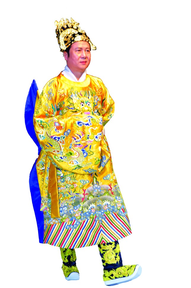 Đổ tiền tỷ chơi trang phục cung đình ảnh 1