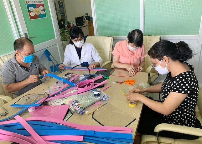 Y, bác sĩ sáng tạo chống dịch ảnh 1