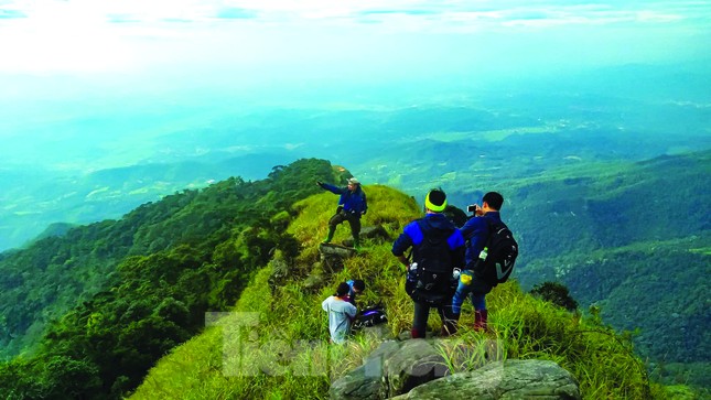 Lên núi Cha cưỡi 'khủng long' ảnh 1