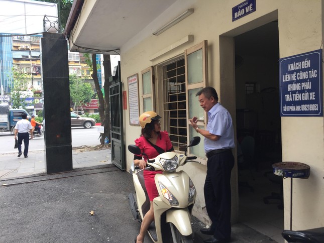Thu tiền gửi xe ở cơ quan công quyền: Ghi rõ 'miễn phí' trên vé xe ảnh 1