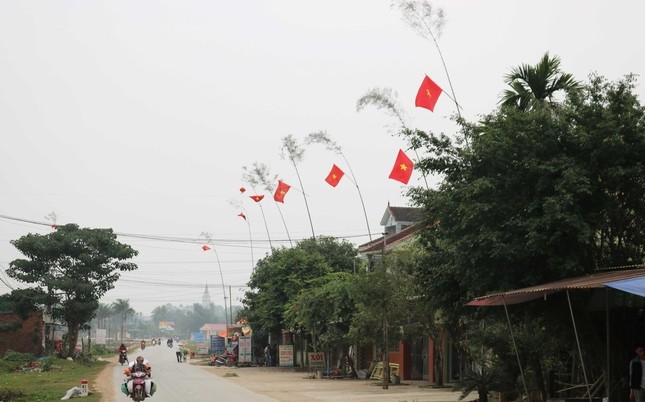 Độc đáo cách đón Tết bằng cây nêu rực rỡ trên các cung đường tại Nghệ An ảnh 1