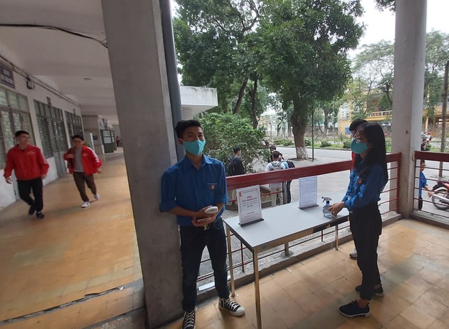 Đủ 'chiêu' phòng dịch ngày đầu tiên sinh viên Hà Nội trở lại giảng đường ảnh 5