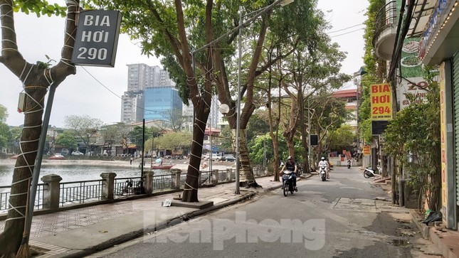 Đóng cửa quán bia tràn vỉa hè, đông đúc giữa dịch COVID-19 ở Hà Nội ảnh 3