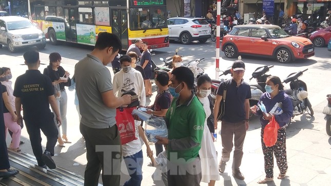Khẩu trang dạo đắt hàng trên phố đi bộ Hồ Hoàn Kiếm ảnh 5