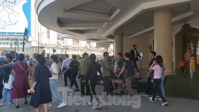 Khẩu trang dạo đắt hàng trên phố đi bộ Hồ Hoàn Kiếm ảnh 9