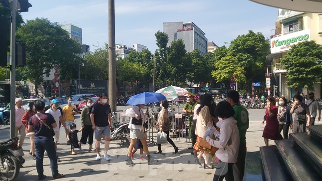 Khẩu trang dạo đắt hàng trên phố đi bộ Hồ Hoàn Kiếm ảnh 6