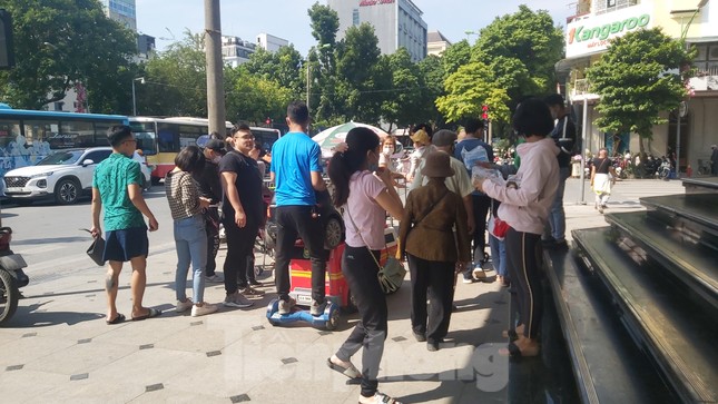 Khẩu trang dạo đắt hàng trên phố đi bộ Hồ Hoàn Kiếm ảnh 4