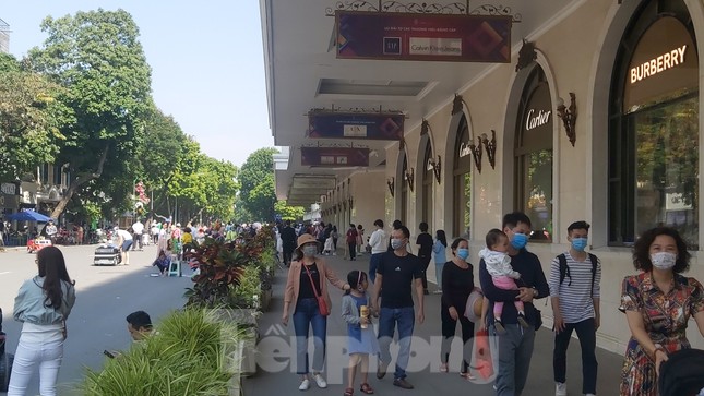 Khẩu trang dạo đắt hàng trên phố đi bộ Hồ Hoàn Kiếm ảnh 1