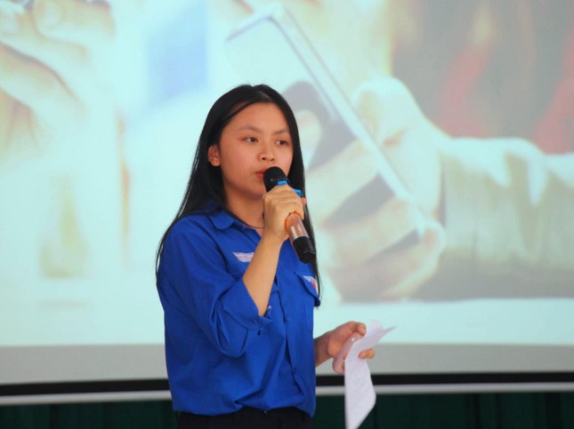 Hai nữ sinh giành chiến thắng Olympic Tiếng Anh HS-SV Đắk Lắk ảnh 3
