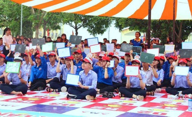 Hai nữ sinh giành chiến thắng Olympic Tiếng Anh HS-SV Đắk Lắk ảnh 1