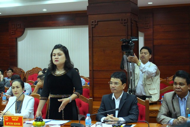 H’Hen Niê được chào đón nồng nhiệt ở quê nhà Đắk Lắk ảnh 1